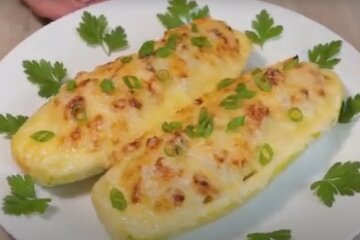 Объедение, которое оценит каждый: рецепт лодочек из молодых кабачков, фаршированных творогом