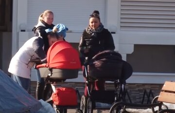 Мами з дітьми. Фото: скріншот YouTube-відео