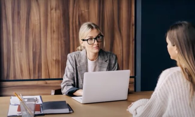 Співбесіда. Фото: скріншот YouTube