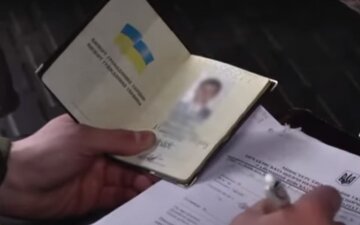 Вручение повесток. Фото: скриншот Youtube-видео