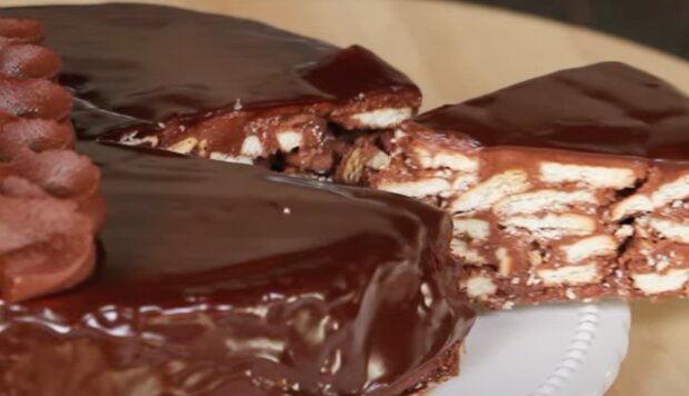 Шоколадний торт з печивом. Фото: скріншот YouTube