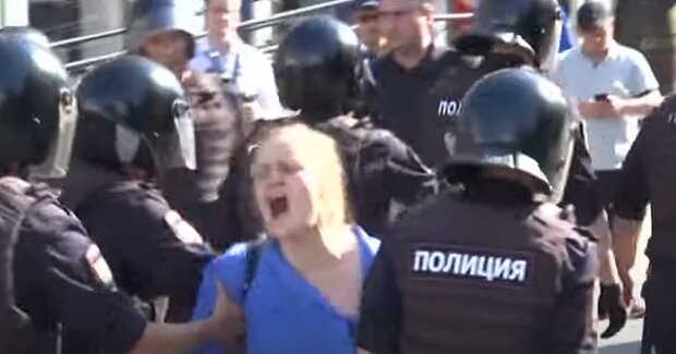 Затримання протестуючих росіян. Фото: скріншот YouTube-відео
