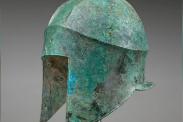 Древний шлем. Фото: скриншот YouTube