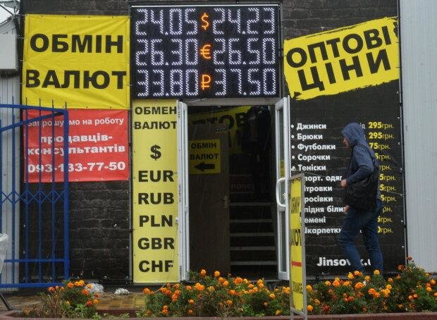 Доллар в глубокой коме: курс в обменниках сводит украинцев с ума