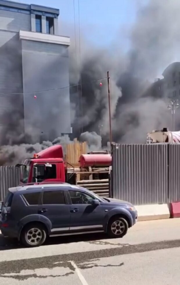 Не день, а свято: після знищення російської авіації спалахнув центр Москви. Відео