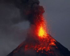 Вулкан, "дремавший" сотни лет, разбушевался в Индонезии. Подробности