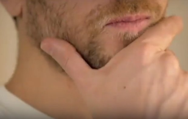 Как перестать трогать лицо. Фото: скрин YouTube