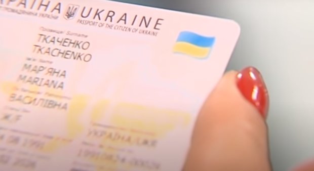 Паспорт Украины. Фото: ТСН, скрин