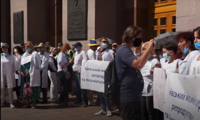 Детей и будущих мам Киева оставили без помощи: под стенами КГГА медики требуют решений