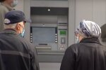 Банки могут самостоятельно закрывать счета украинцев. Фото: скриншот YouTube