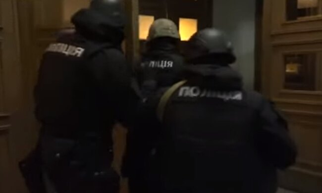 Полицейские избили и покусали своего начальника из-за неожиданной причины. Фото: скриншот YouTube