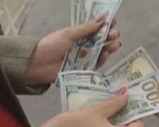 Долари. Фото: скріншот YouTube-відео
