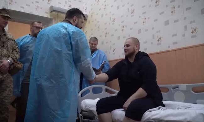 Зеленський з військовими. Фото: скріншот відео ВП