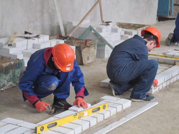 Маляр, штукатур, робітничі професії, зарплата. Фото: Telegram