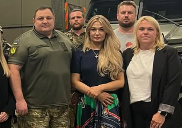 ФОТО: Волонтеры Денис и Алла Пащенко в центре