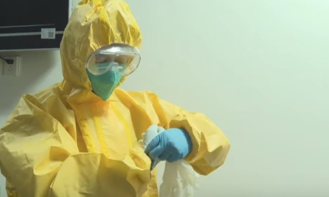 Коронавирус по-украински: рвем скотч зубами и инфицированными перчатками в лицо. Видео