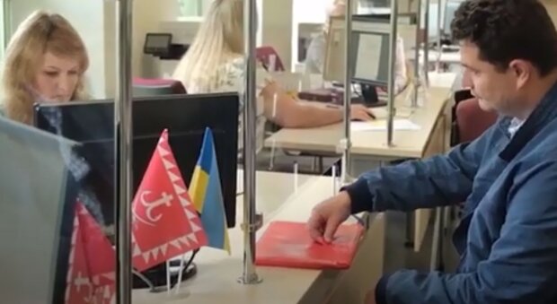 Что-то пошло не так: появилось смешное видео погони врачей в спецкостюмах за мужчиной в России