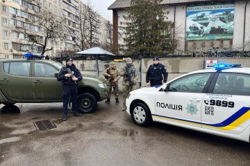 Співробітники ТЦК та Поліція. Фото: Оболонський районний РТЦК та СП у м. Києві