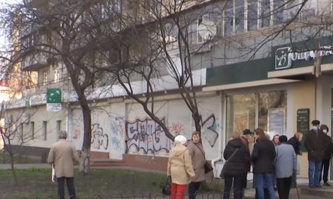 Ощадбанк отменил на период карантина популярную услугу. Фото: скриншот YouTube