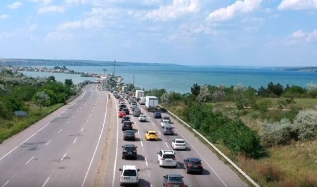 Пробка на трассе Одесса-Киев. Фото: скриншот Youtube