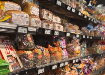 Полиці супермаркету з продуктами та цінниками