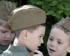 Кадры из аннексированного Крыма поразили всех: в сети показали, как в Крыму детей заставили надеть форму РФ