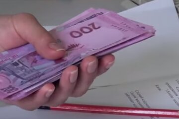 Купюри в 200 грн. Фото: скріншот YouTube-відео