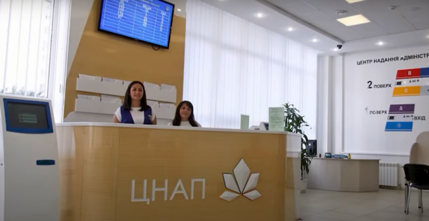 Усім, у кого домашні тварини, потрібно терміново з'явитися до ЦНАПу. Фото: YouTube