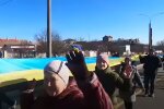 Українці у Чорнобаївці з прапором України. Фото: скріншот YouTube-відео