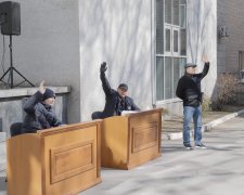 Коронавирус выгнал власти Днепра на улицу: "Депутаты ВР, берите пример"