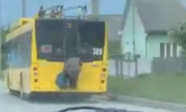 В Черновцах пенсионерка оседлала троллейбус. Фото: скриншот YouTube