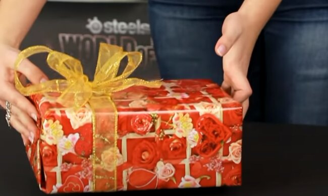 Подарок. Фото: скриншот YouTube-видео