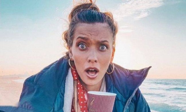 Тодоренко совсем стыд потеряла: раздвинула ноги на диване и приподняла кофточку