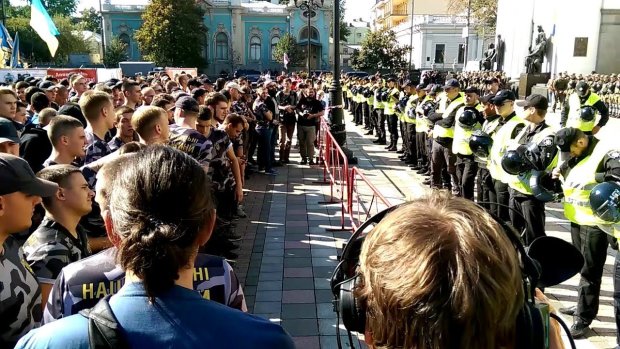Люди уже собирают «Майдан» под Верховной Радой, чтобы заставить нардепов уважать Зеленского