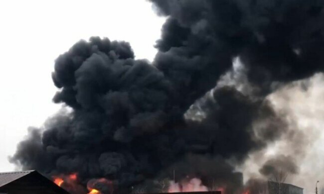 Моторошне НП у столиці: у центрі міста величезна пожежа, половину Києва заволокло чорним димом. Фото, відео