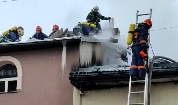 Спасатели ликвидируют пожар. Фото: скриншот Youtube-видео