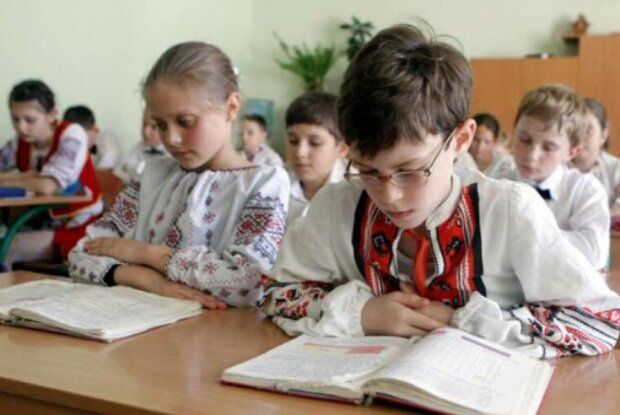 Исполнение гимна в школах Киева: депутаты объяснили свое решение, подробности