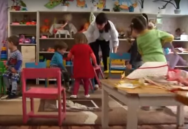В детском саду. Фото: скриншот YouTube