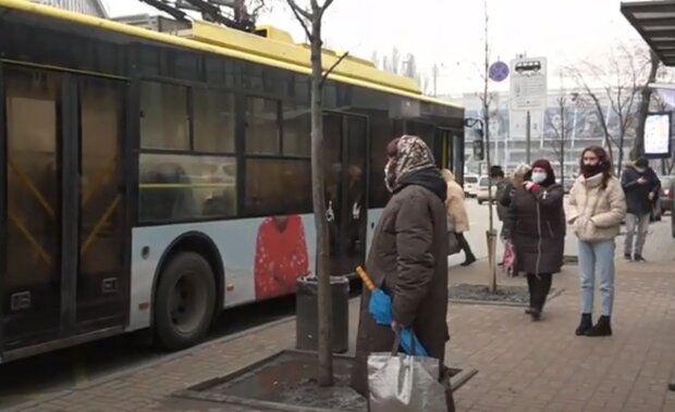 Зупинка громадського транспорту. Фото: скріншот YouTube-відео