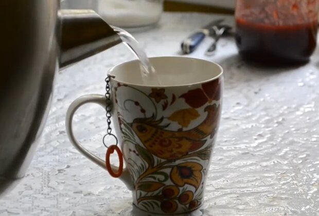Гарячий чай. Фото: скріншот YouTube-відео
