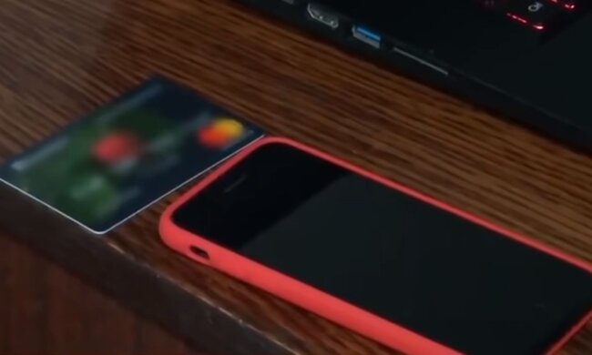 Банківська картка. Фото: скріншот YouTube-відео