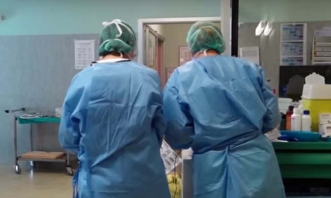 Медработникам обещают доплату. Фото: скриншот YouTube