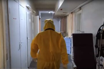 Медик в столичной больнице. Фото: скриншот Youtube