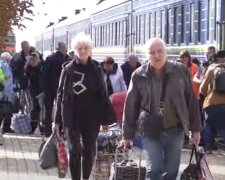 Евакуація людей із Донецької області. Фото: скріншот YouTube-відео
