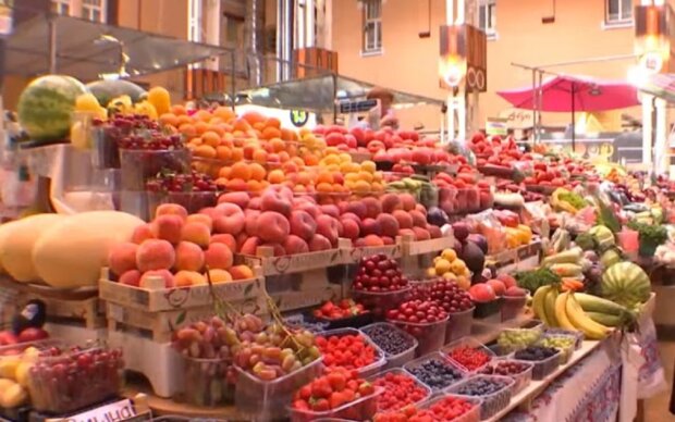 Фрукти та овочі на ринку. Фото: скріншот YouTube