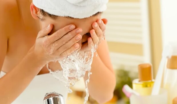 Умывание, лицо. Фото: YouTube
