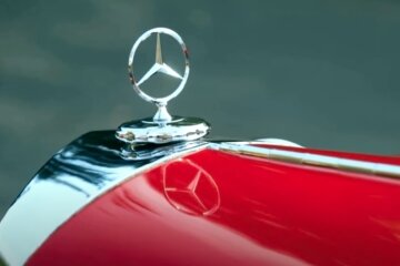 Прохожие шеи сворачивают: в столице засветился раритетный Mercedes-Benz – стоит целое состояние