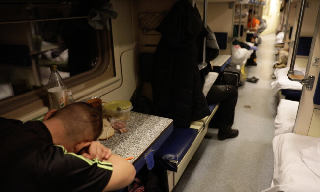 Готовимся к адскому лету в вагонах: украинцам придется ездить в поездах-скотовозках