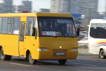 "Это было лишней деталью": в Киеве маршрутки разваливаются на ходу, кадры с места событий