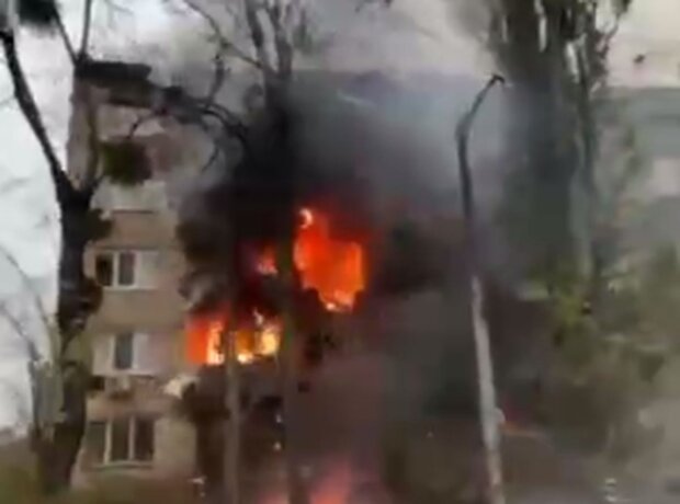 Пожар в Киеве после "прилета" в дом. Фото: скриншот Telegram-видео